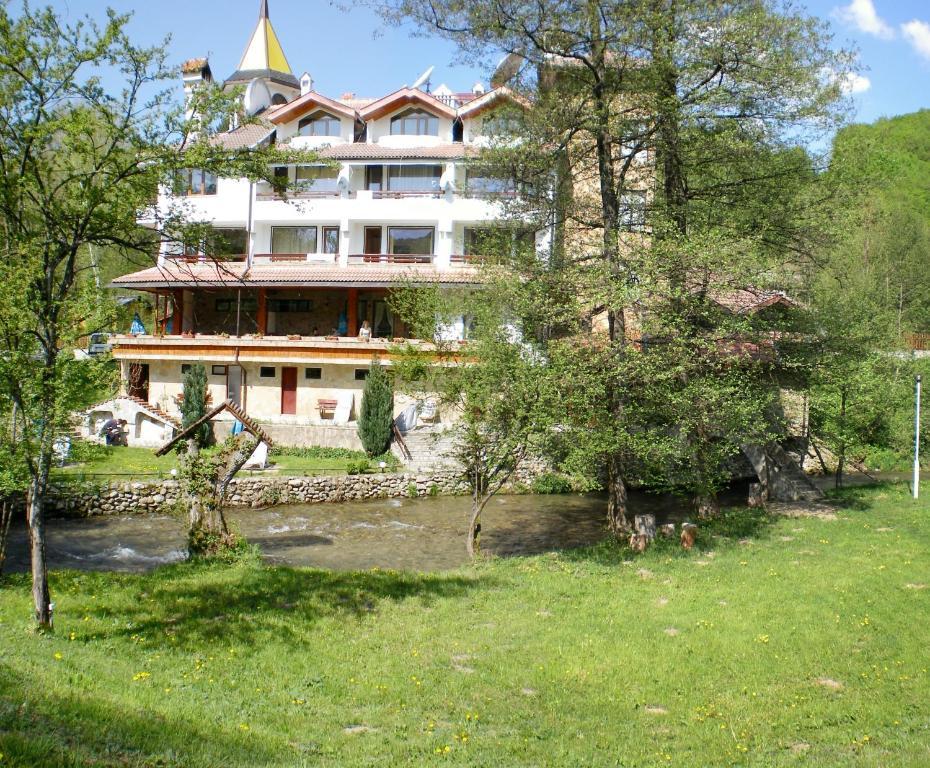 Hotel Paradise Place 卡洛费尔 外观 照片